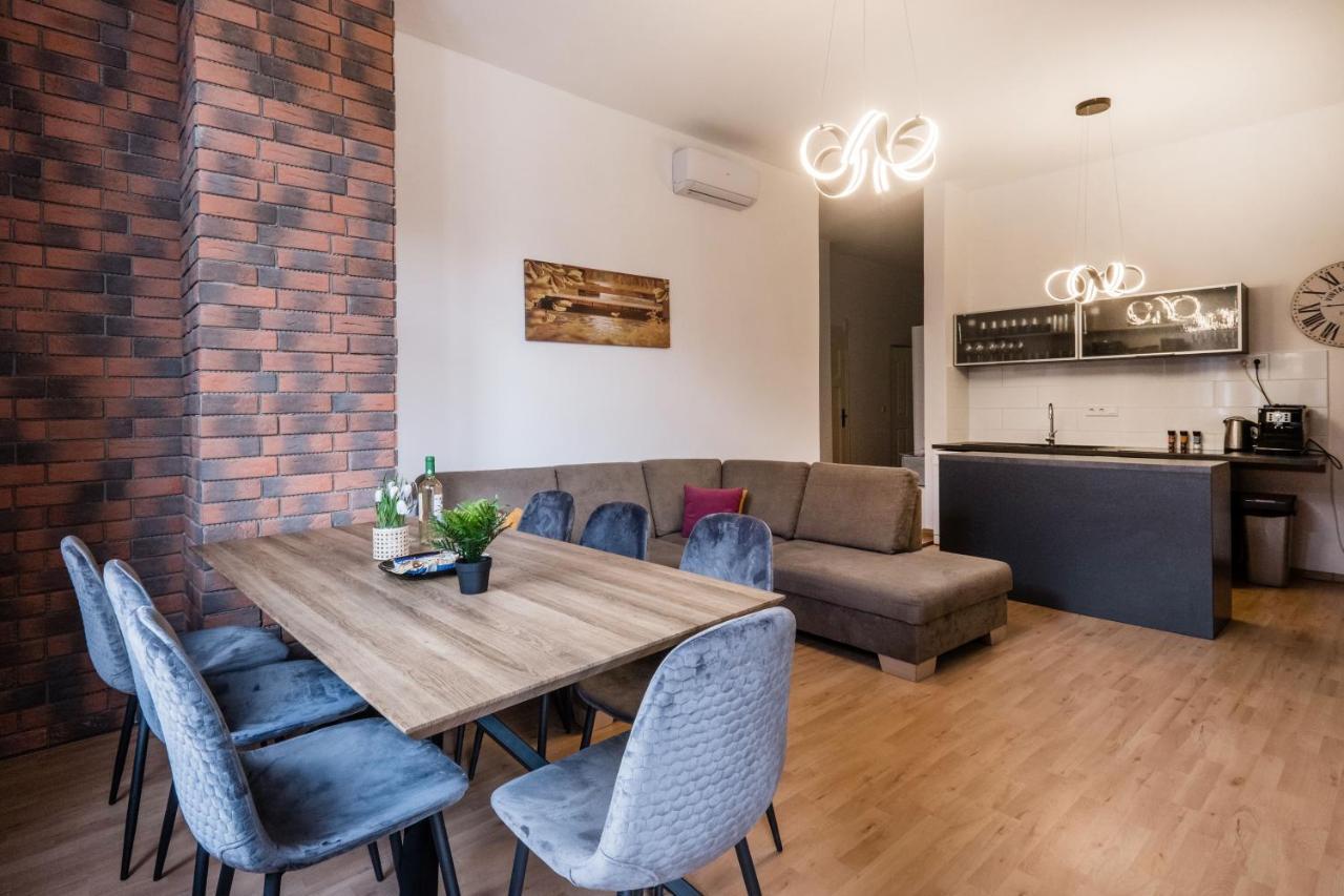 Jacuzzi And Privacy With 2 Balconies And Free Garage Apartman