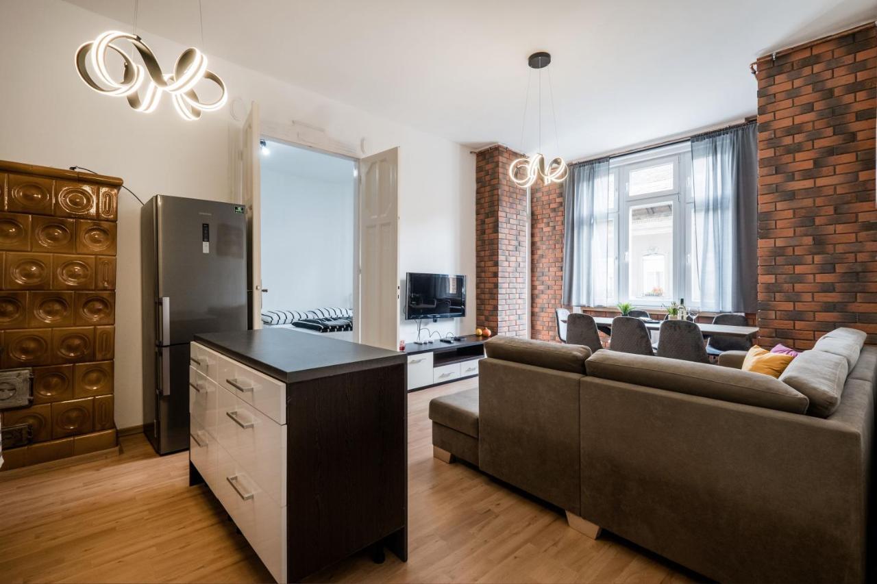 Jacuzzi And Privacy With 2 Balconies And Free Garage Apartman Budapest