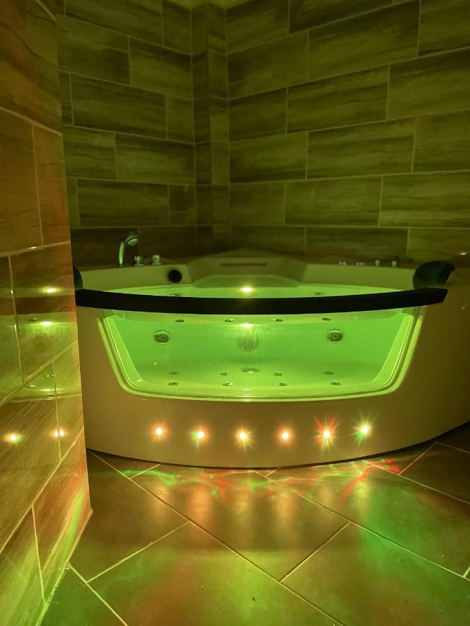 Jacuzzi And Privacy With 2 Balconies And Free Garage Apartman Budapest
